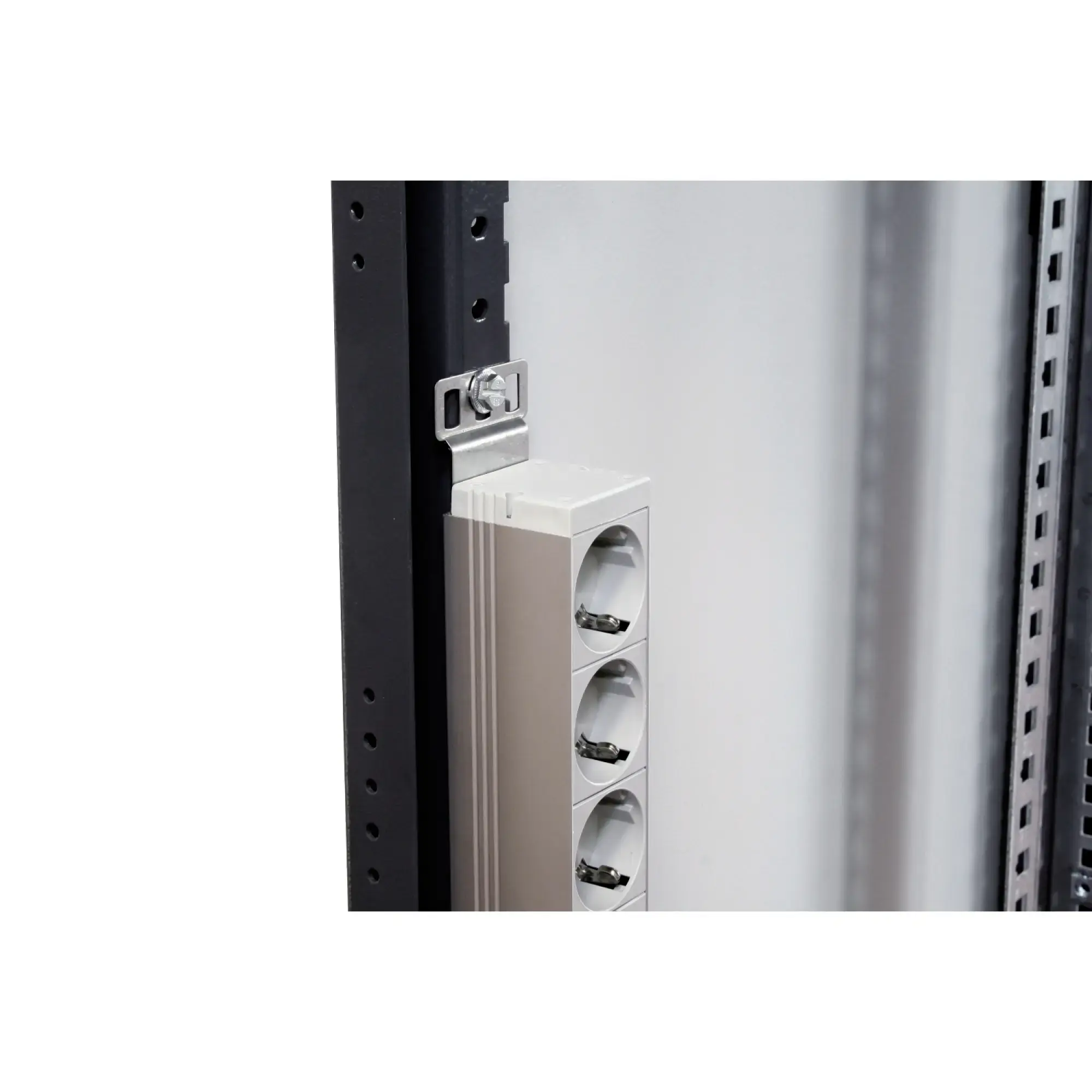 Schneider Electric NSYAPUBV Set, 2 mounting brackets for vertical mounting of distribution rails (img_002) Schneider Electric NSYAPUBV Set, 2 mounting brackets for vertical mounting of distribution rails (img_002)