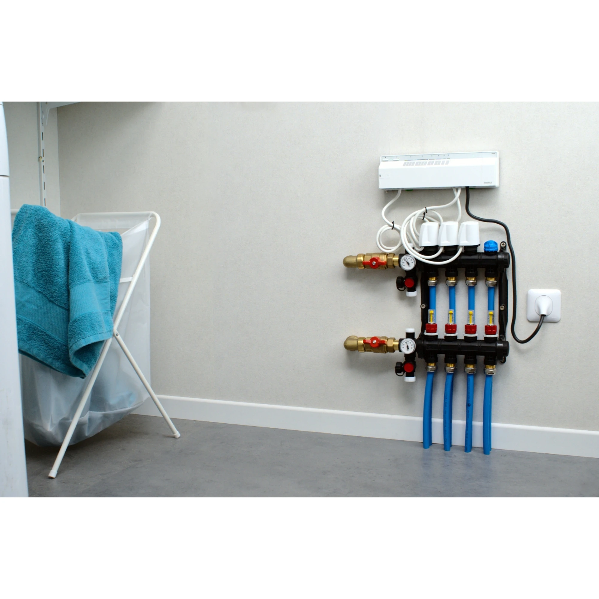 Schneider Electric CCTFR6600 Wiser Distribution Strip Underfloor Heating (Heating/Cooling) (img_005) Schneider Electric CCTFR6600 Wiser Distribution Strip Underfloor Heating (Heating/Cooling) (img_005)