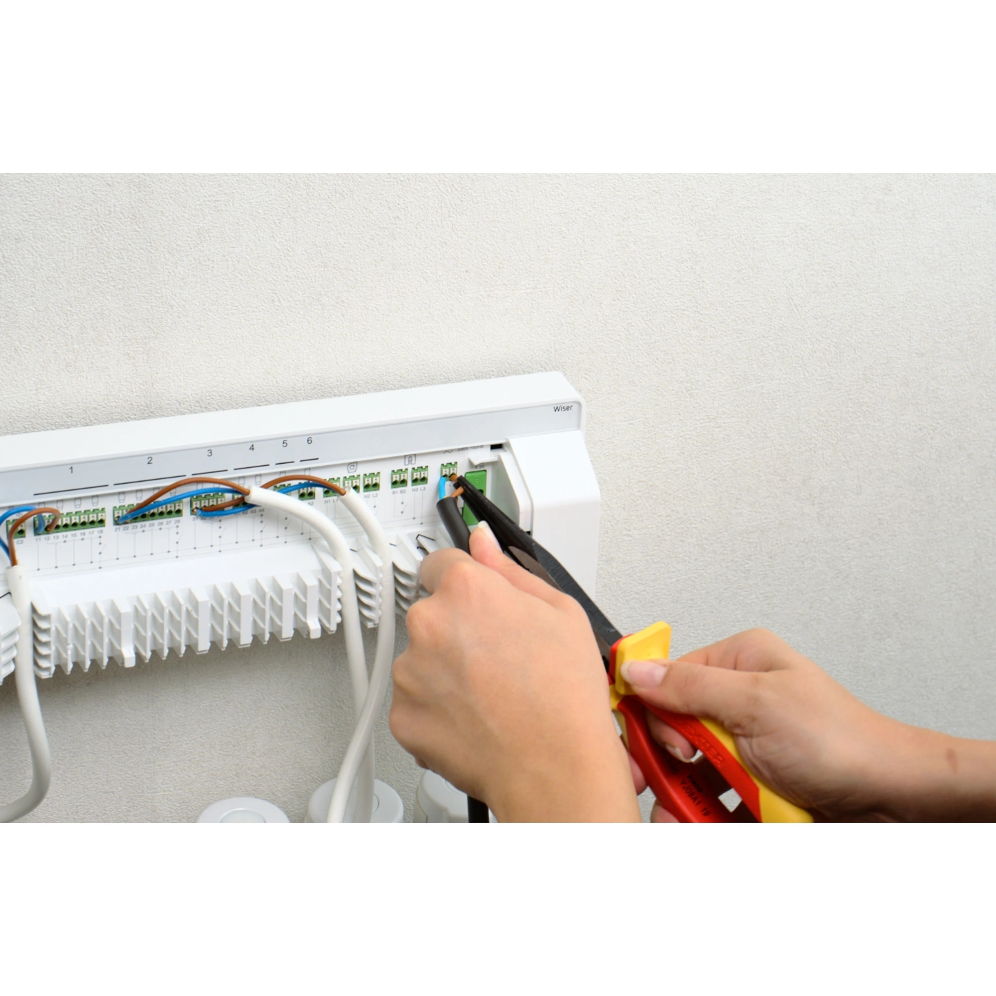 Schneider Electric CCTFR6600 Wiser Distribution Strip Underfloor Heating (Heating/Cooling) (img_010) Schneider Electric CCTFR6600 Wiser Distribution Strip Underfloor Heating (Heating/Cooling) (img_010)