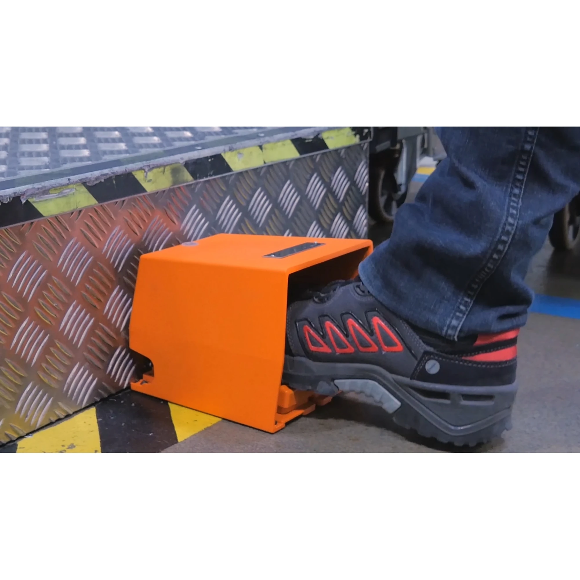 Schneider Electric XPER211 Footswitch, Harmony XPE, single, metal, orange, 2-stage, 2NC+2NO, IP66 (img_008) Schneider Electric XPER211 Footswitch, Harmony XPE, single, metal, orange, 2-stage, 2NC+2NO, IP66 (img_008)