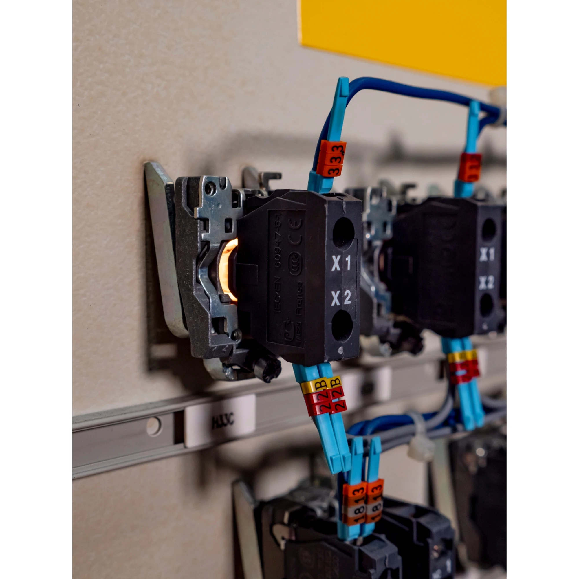 Schneider Electric ZB4BVB1 Lamp socket with mounting flange, Harmony XB4, metal, white, universal LED, screw clamp, 24V ACDC (img_009)