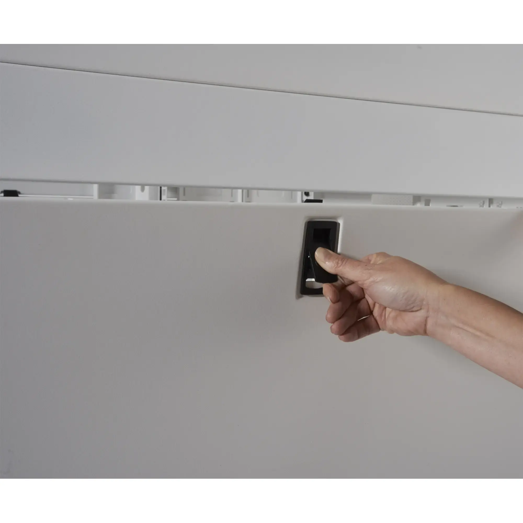 APC AR3340W NetShelter SX Netzwerkgehäuse mit weißen Seitenteilen, 42 HE, 750 mm breit x 1200 mm tief (img_006)