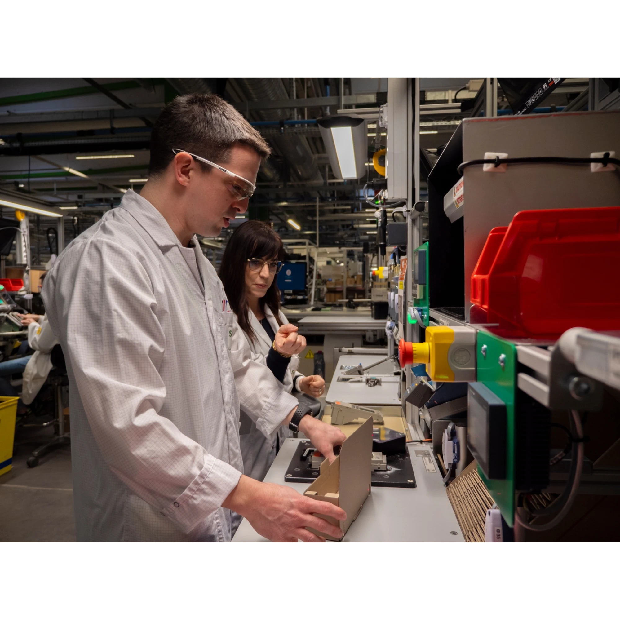 Schneider Electric XALK188F Surface-mounted enclosure, Harmony XALK, plastic, light gray, yellow, 1 emergency stop switch, key release, 2NC (img_002) Schneider Electric XALK188F Surface-mounted enclosure, Harmony XALK, plastic, light gray, yellow, 1 emergency stop switch, key release, 2NC (img_002)