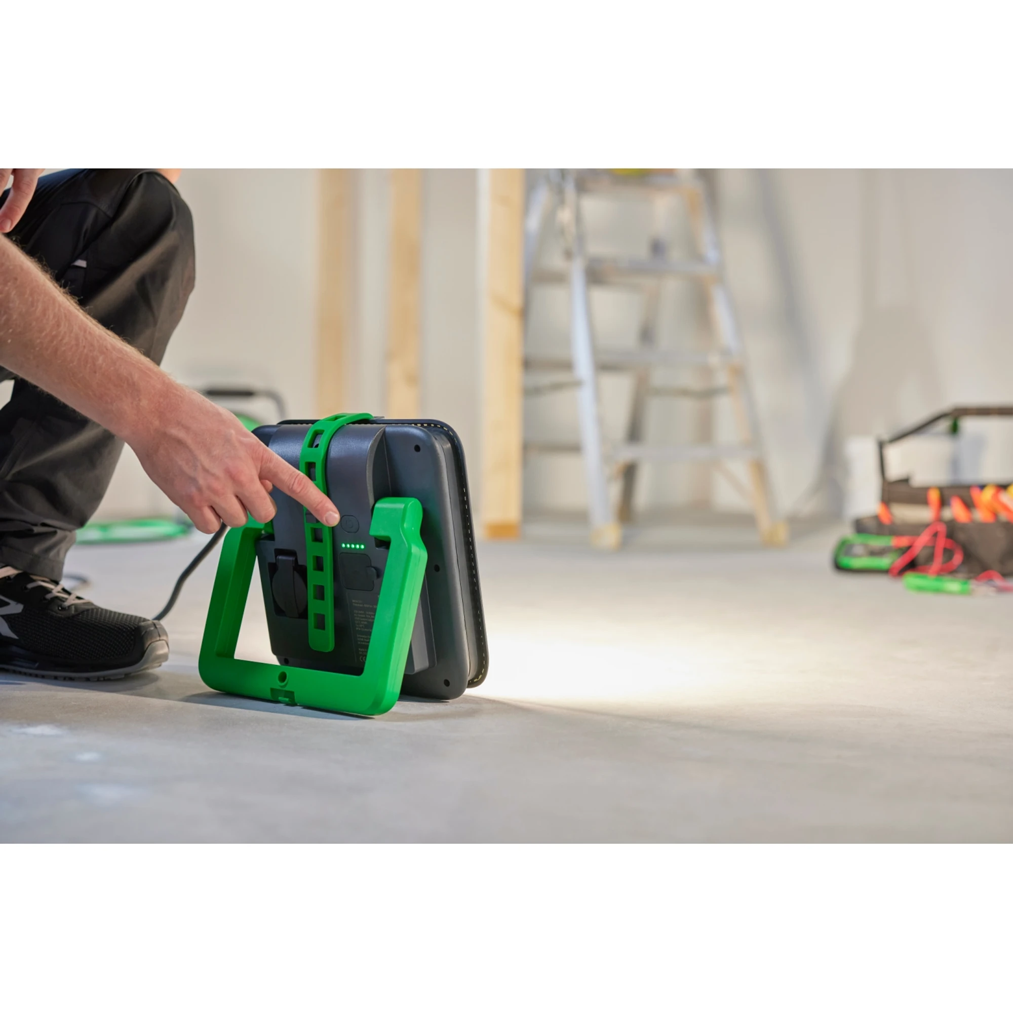 Schneider Electric IMT47271 LED Work Lamp Thorsman 35W 4000LM/ IP54/ IK08/ Socket + USB A+C 2.4A, dimmable (img_018) Schneider Electric IMT47271 LED Work Lamp Thorsman 35W 4000LM/ IP54/ IK08/ Socket + USB A+C 2.4A, dimmable (img_018)