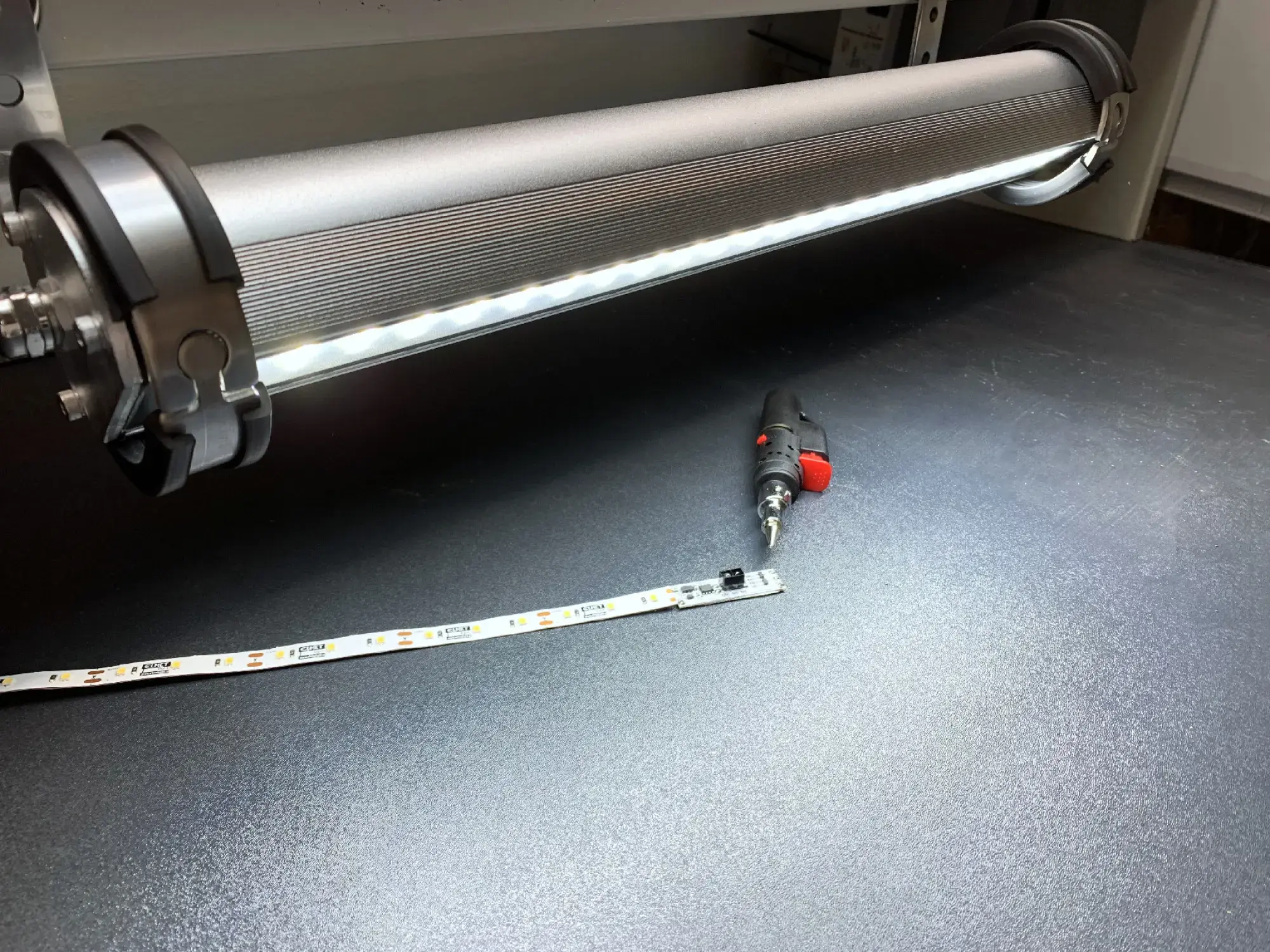 Elmet Light E05015 INDUSTRIAL MACHINE LIGHT LINEAR 20W / 6000K / IP67 / 640mm-tubus 24V (img_006)