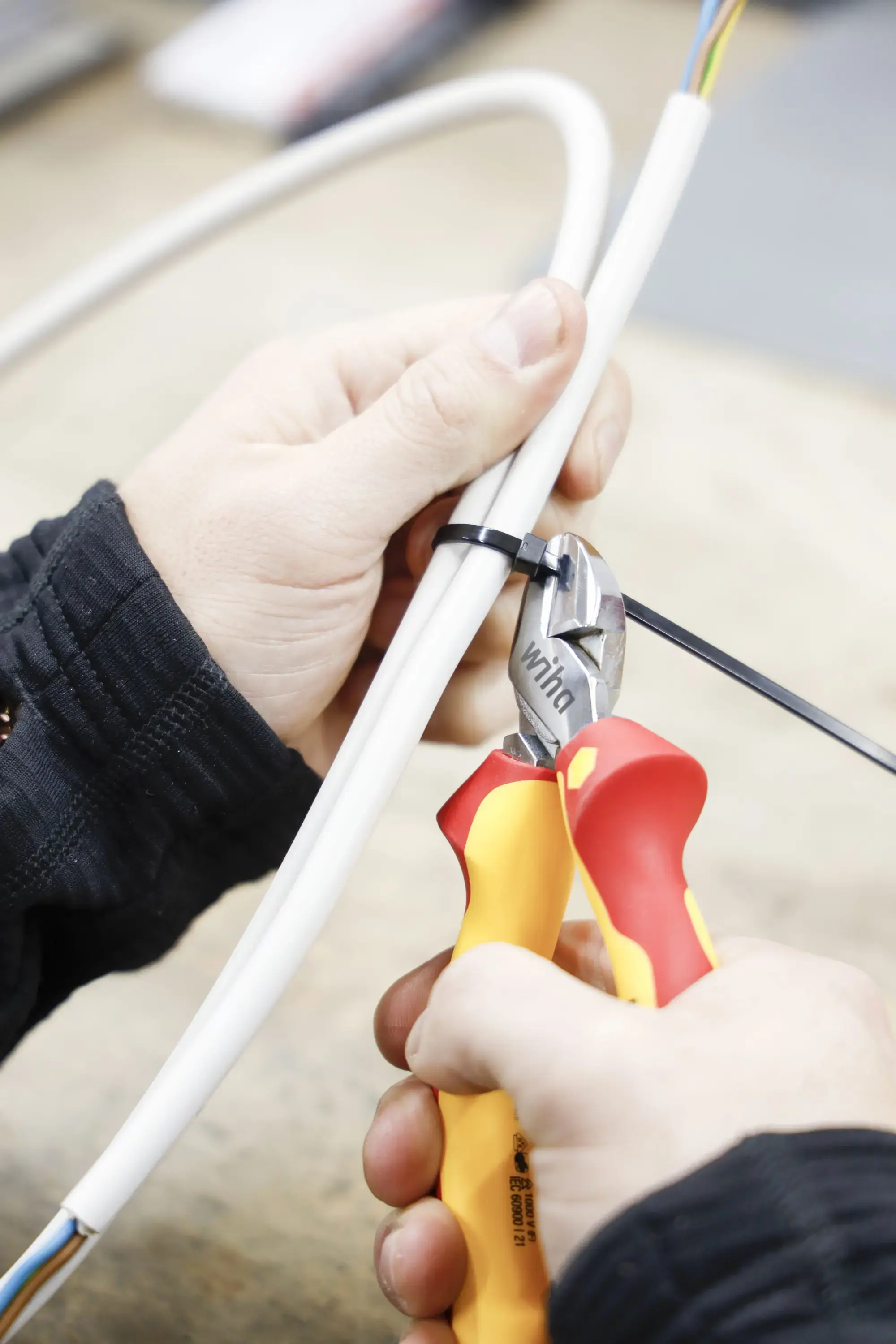 Wiha 43340 Professional electric diagonal cutters with DynamicJoint® (img_005)