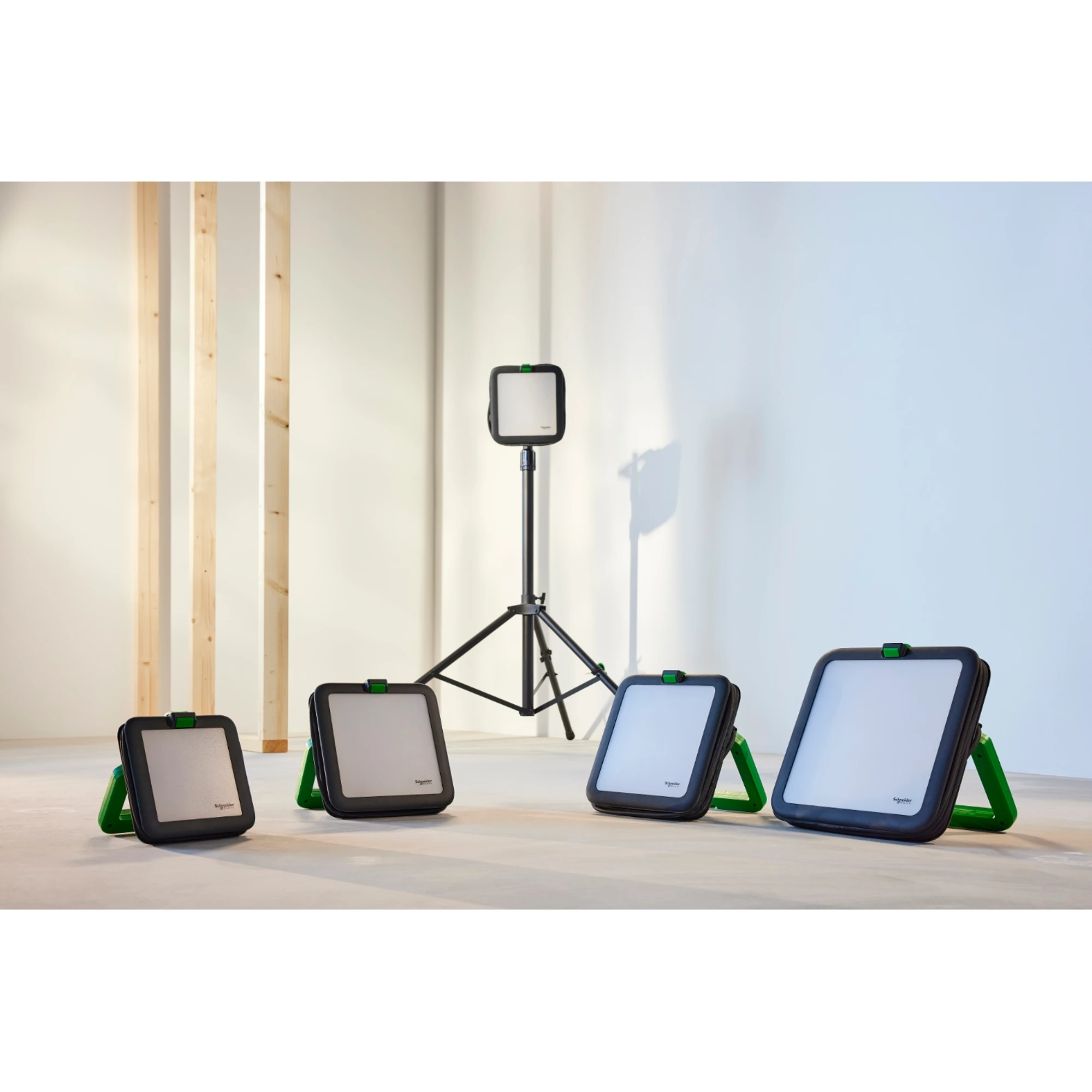 Schneider Electric IMT47281 Thorsman Tripod (3-leg) incl crossbar for 1-2 LED work lights max. height 3m (img_009) Schneider Electric IMT47281 Thorsman Tripod (3-leg) incl crossbar for 1-2 LED work lights max. height 3m (img_009)