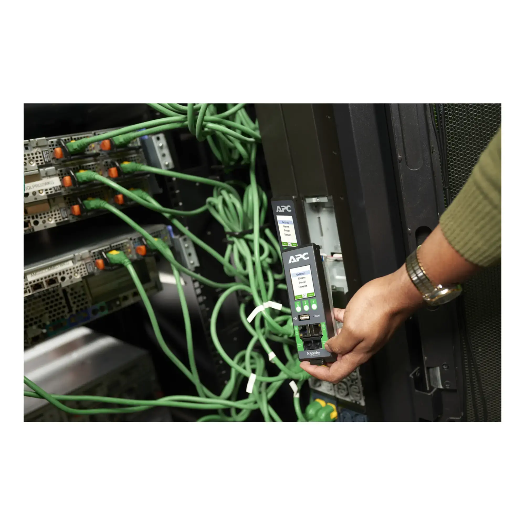 APC APDU10450SW APC NetShelter Rack-PDU Advanced, Switched, 3Phase, 43,5kW 400V 63A or 34,6kW 415V 60A, 42 Ausgänge, IEC309 (img_003) APC APDU10450SW APC NetShelter Rack-PDU Advanced, Switched, 3Phase, 43,5kW 400V 63A or 34,6kW 415V 60A, 42 Ausgänge, IEC309 (img_003)