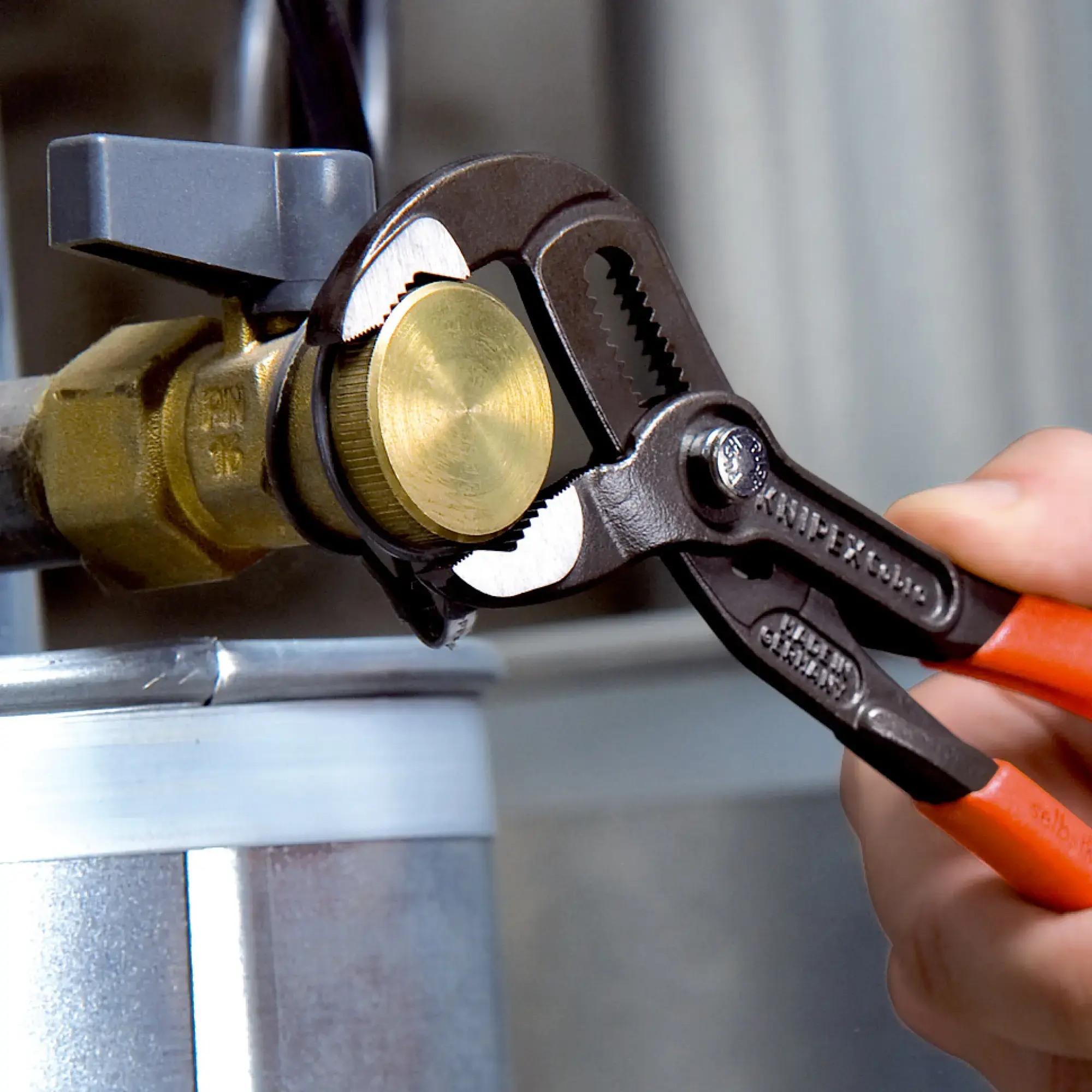 Knipex 87 02 180 KNIPEX Cobra® Hightech-Wasserpumpenzange mit Mehrkomponenten-Hüllen grau atramentiert 180 mm (img_009)