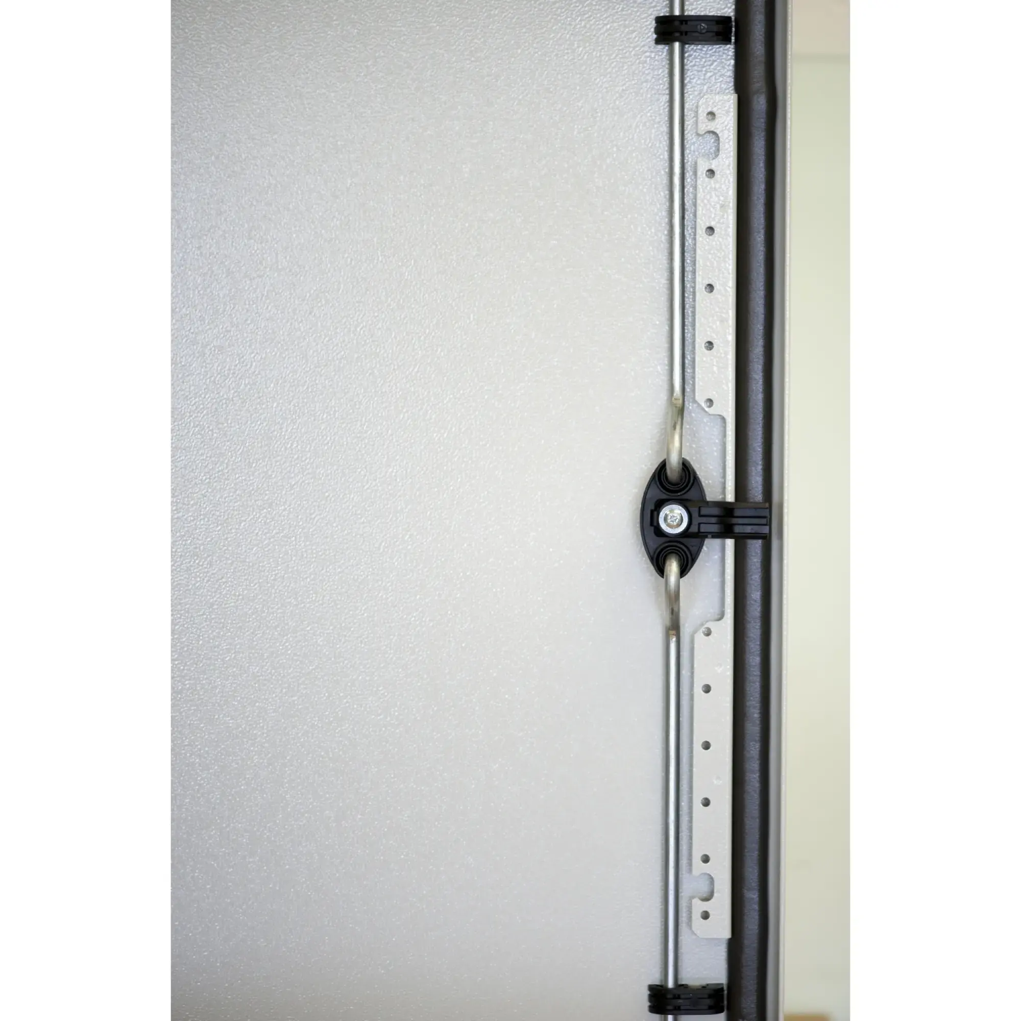 Schneider Electric NSYBTAS3D65 3-Punkt-Verriegelungsanbau für PanelSeT S3D, Höhe 650mm (img_001)