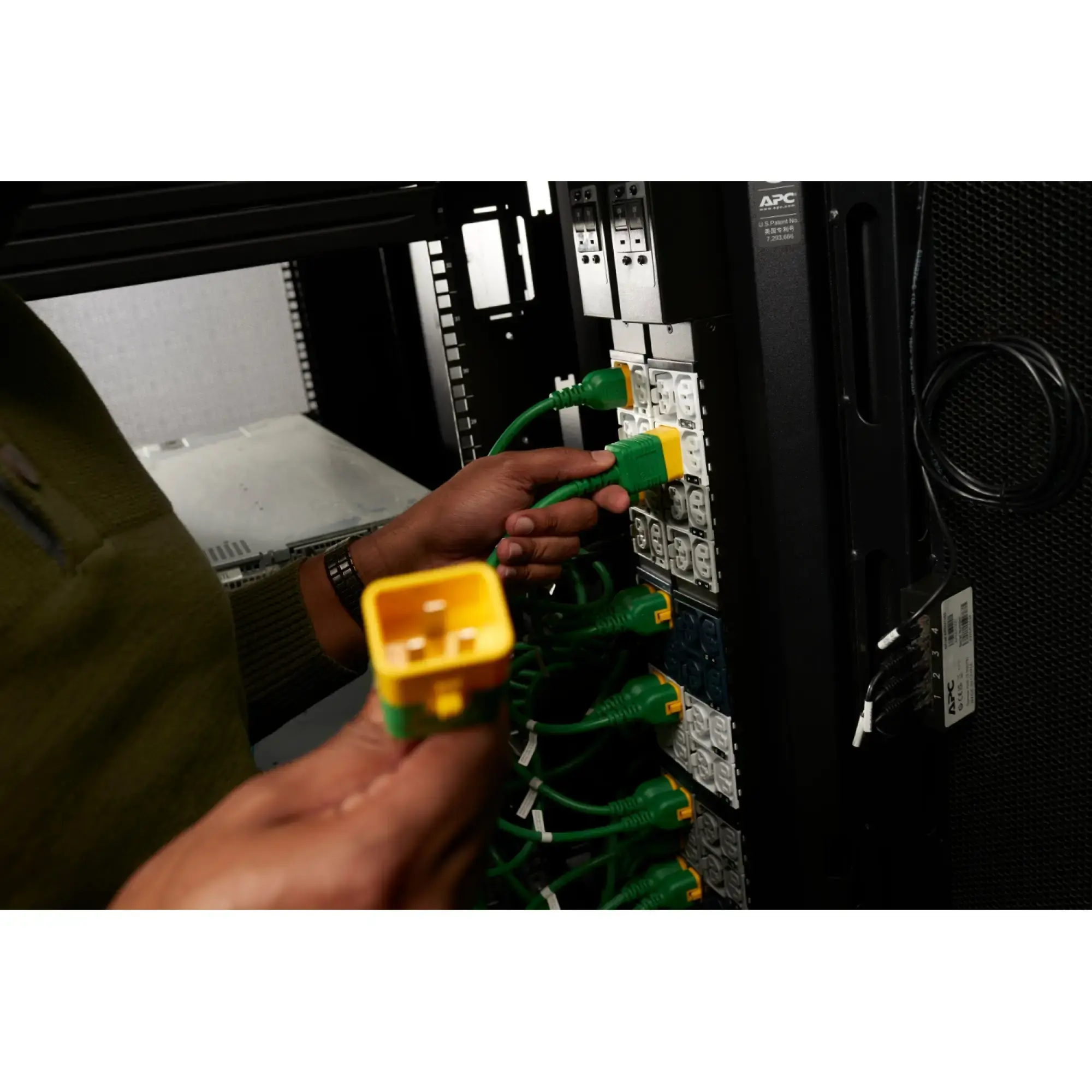 APC APDU10350ME APC NetShelter Rack-PDU Advanced, Metered, 3PH, 22,1kW 400V 32A or 17.3kW 415V 30A, 48 Ausgänge, IEC309 (img_010)