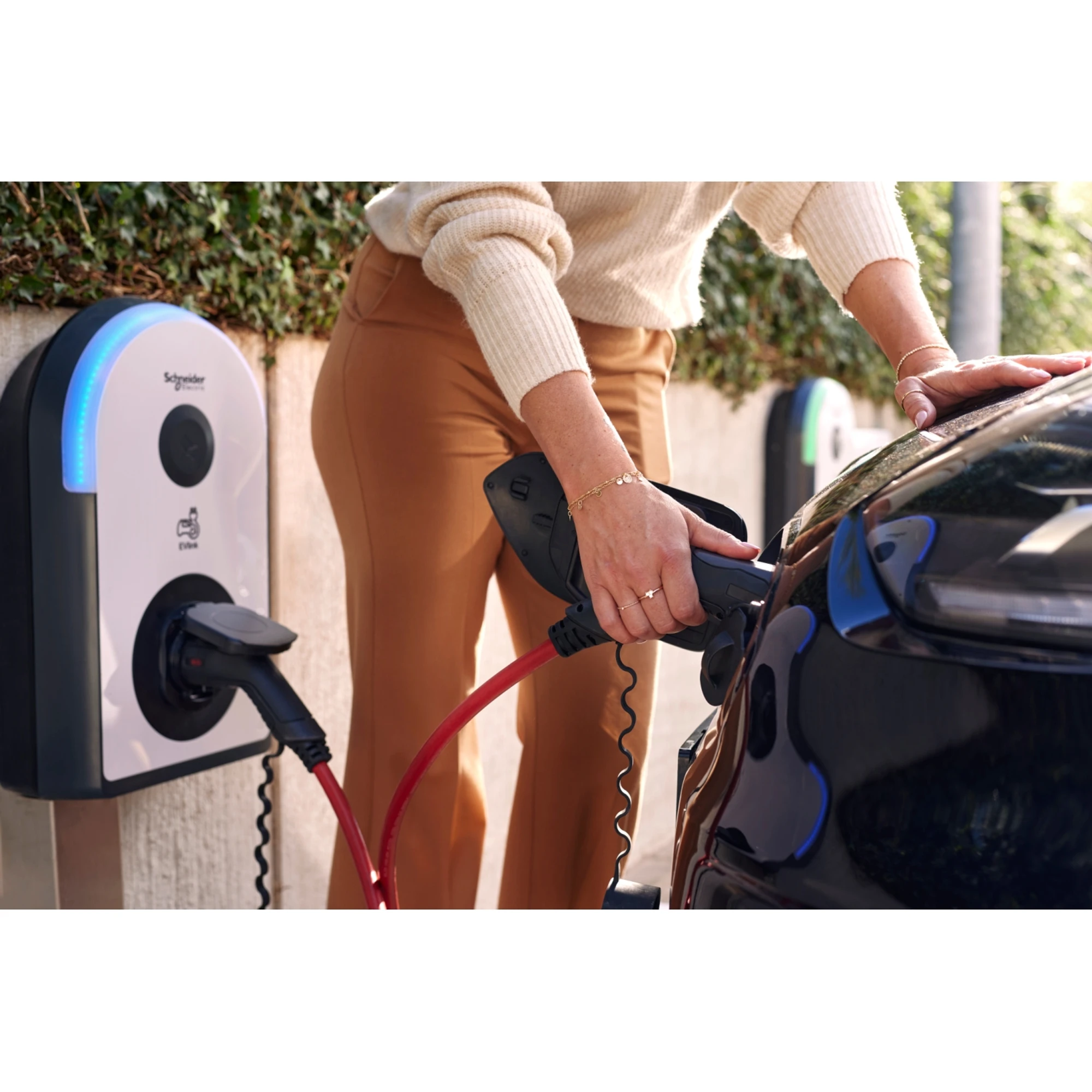 Schneider Electric EVB3S22N40MR Pro AC Wallbox, 22kW, T2S socket, MID, IP55, IK10, NFC/RFID reader (img_004) Schneider Electric EVB3S22N40MR Pro AC Wallbox, 22kW, T2S socket, MID, IP55, IK10, NFC/RFID reader (img_004)