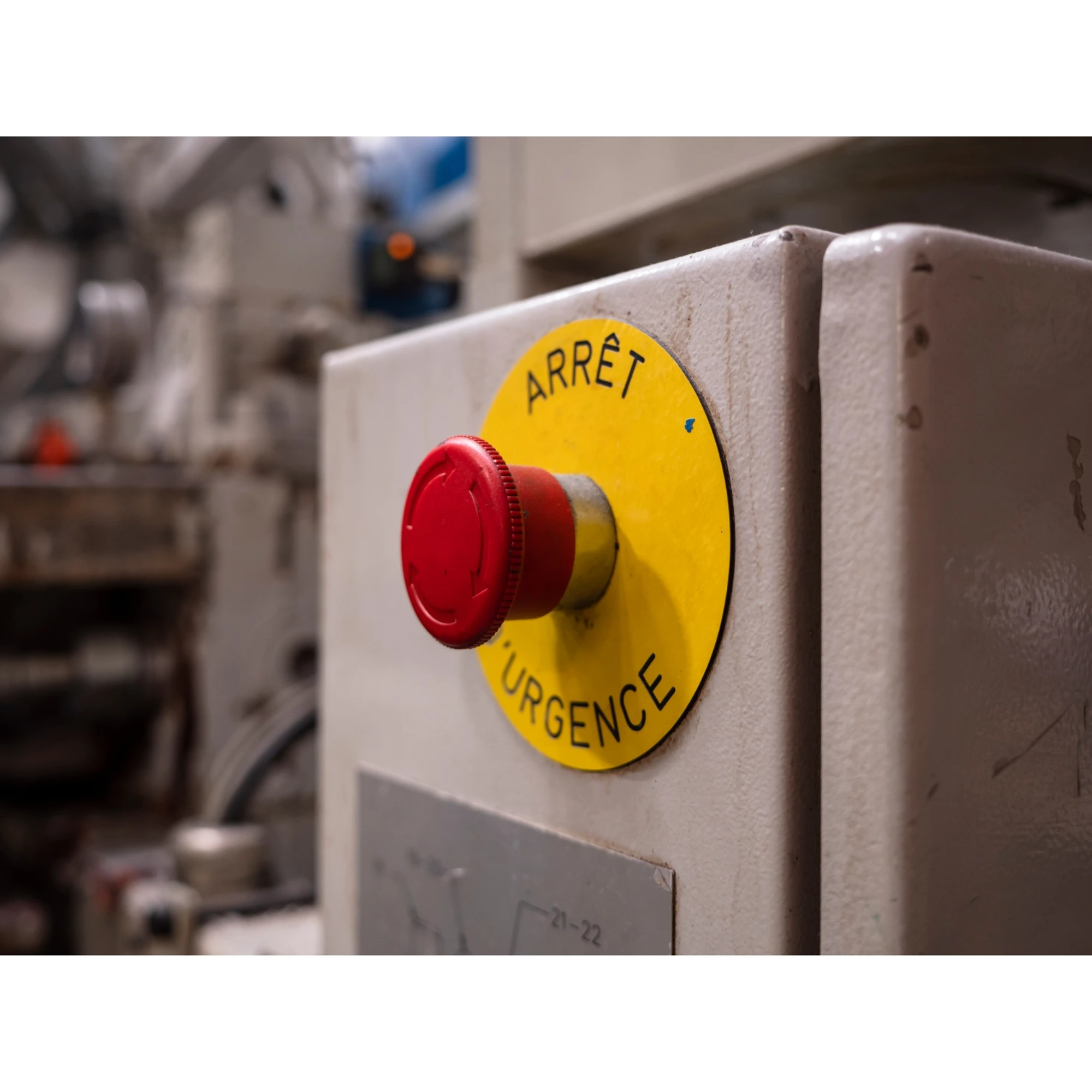 Schneider Electric ZBY9101 Sign, round Ø 60 - for emergency stop/off pushbutton, yellow, neutral (img_009)