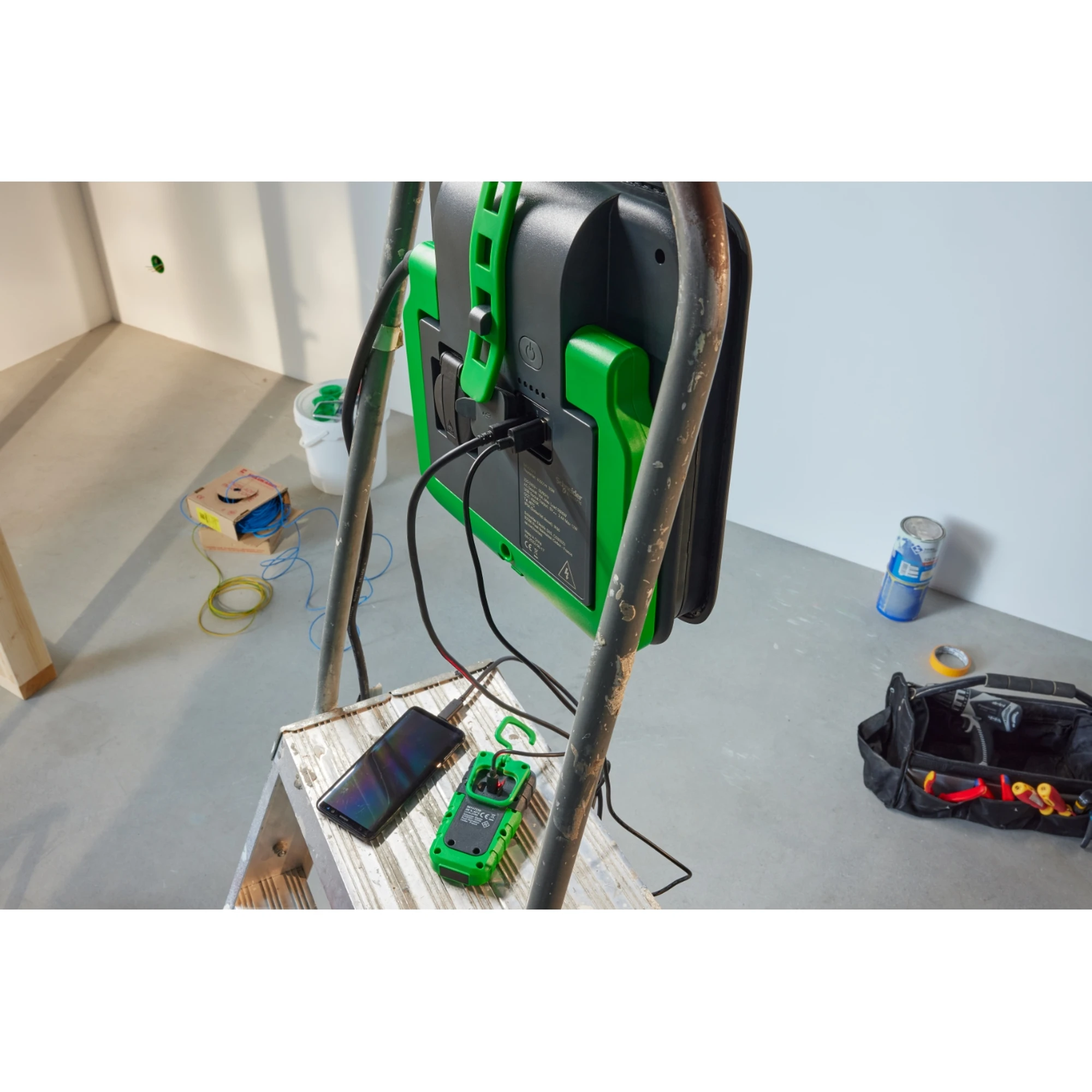 Schneider Electric IMT47272 LED Work Light Thorsman 55W 6800LM/ IP54/ IK08/ Plug + USB A+C 2.4A, dimmable (img_024) Schneider Electric IMT47272 LED Work Light Thorsman 55W 6800LM/ IP54/ IK08/ Plug + USB A+C 2.4A, dimmable (img_024)