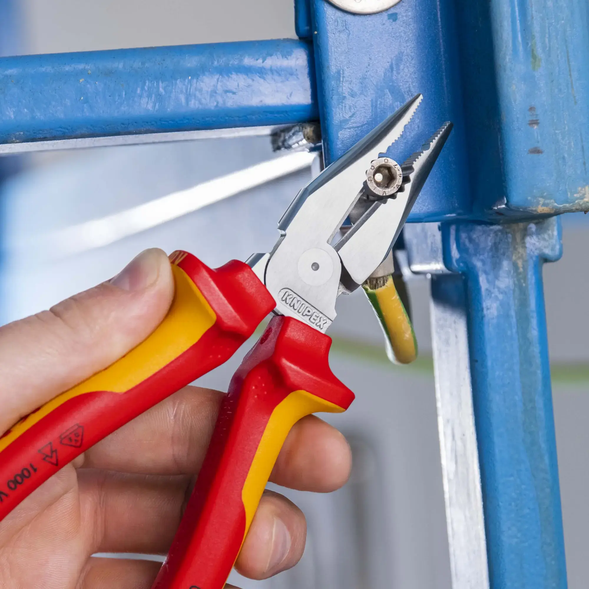 Knipex 08 26 185 Spitz-Kombizange isoliert mit Mehrkomponenten-Hüllen, VDE-geprüft verchromt 185 mm (img_009)