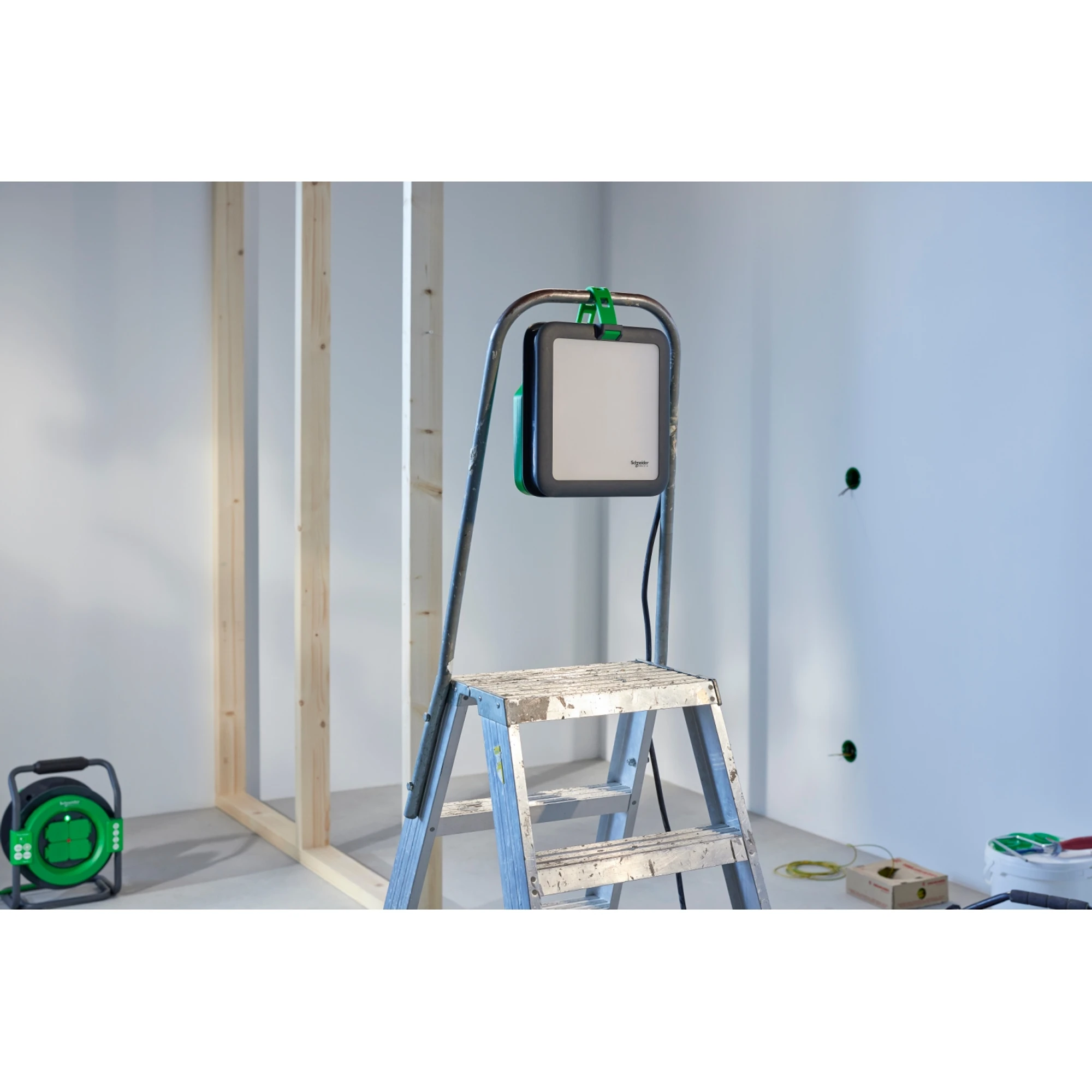 Schneider Electric IMT47272 LED Work Light Thorsman 55W 6800LM/ IP54/ IK08/ Plug + USB A+C 2.4A, dimmable (img_021) Schneider Electric IMT47272 LED Work Light Thorsman 55W 6800LM/ IP54/ IK08/ Plug + USB A+C 2.4A, dimmable (img_021)