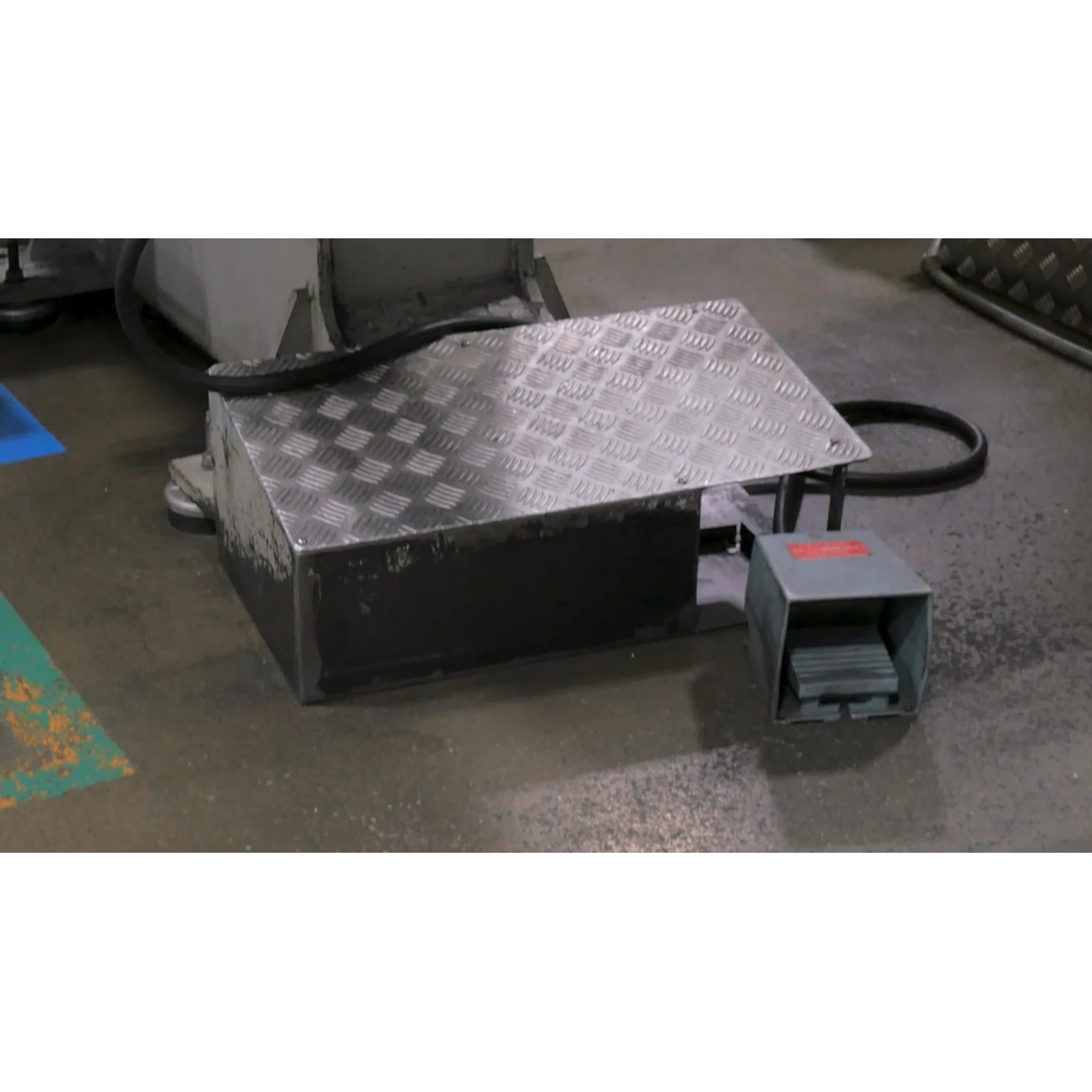 Schneider Electric XPEM511 Foot switch, Harmony XPE, single, metal, blue, 1-stage, 2NC+2NO, IP66, with protective cover, with locking (img_002) Schneider Electric XPEM511 Foot switch, Harmony XPE, single, metal, blue, 1-stage, 2NC+2NO, IP66, with protective cover, with locking (img_002)