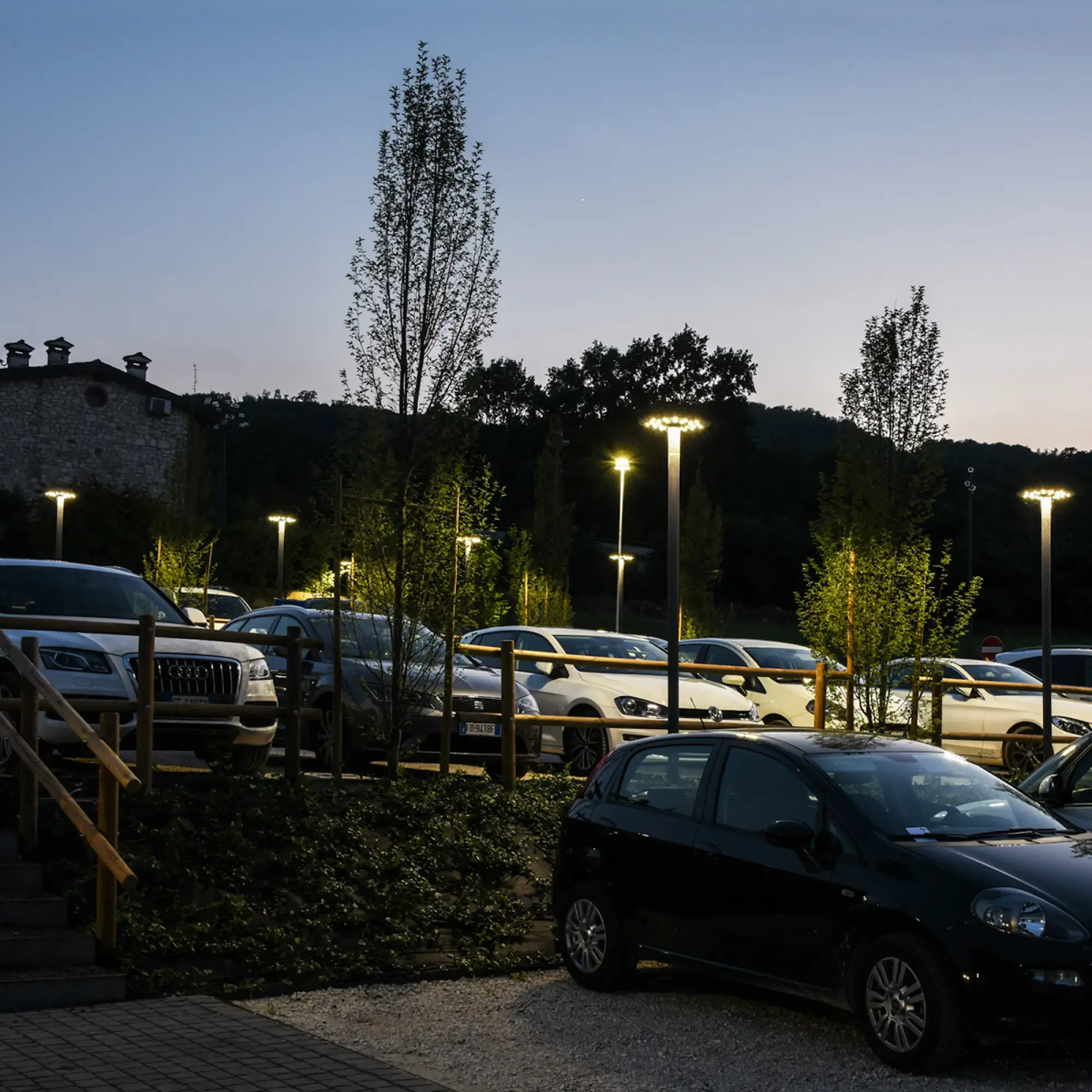 Performance iN Lighting 303496 LED-Mastleuchte 4000K 16W dimmbar 1-10V runde extrabreite Streuoptik 303496 (img_008)