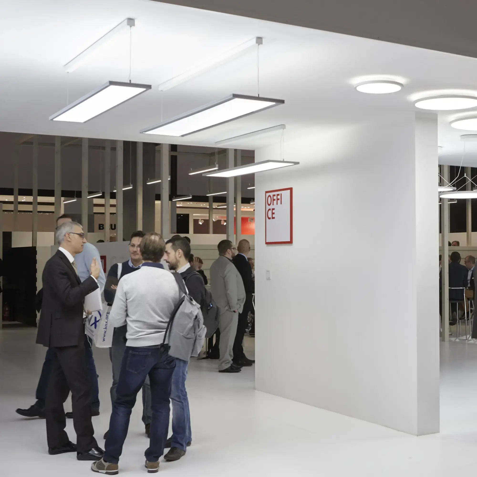 Performance iN Lighting 3113288 LED-Pendelleuchte 4000K 53W DALI BT Mikroprisma d+i 3113288 (img_003)