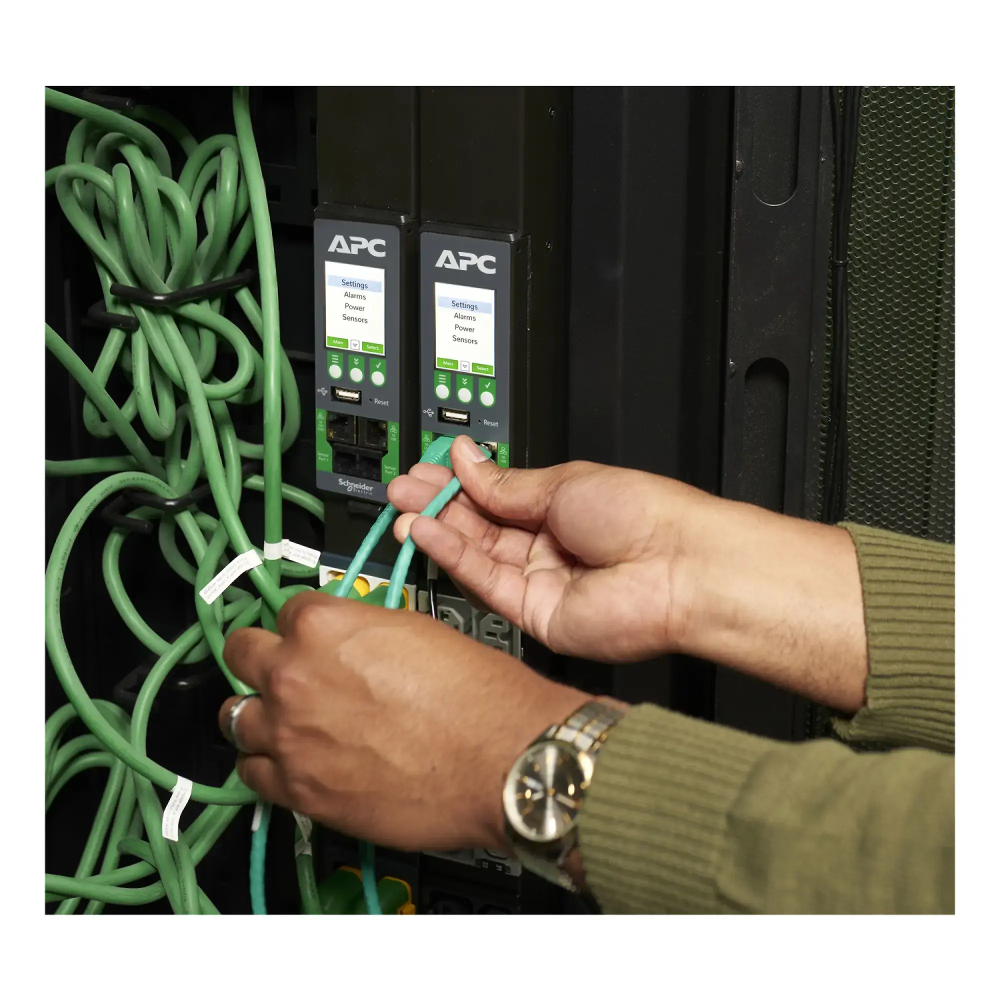 APC APDU10150SM APC NetShelter Rack-PDU Advanced, Switched Metered Ausgang, 7,4kW, 1Phase, 230V, 32A, 332P6, 40 Ausgang (img_005) APC APDU10150SM APC NetShelter Rack-PDU Advanced, Switched Metered Ausgang, 7,4kW, 1Phase, 230V, 32A, 332P6, 40 Ausgang (img_005)